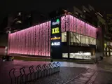 Rosa lys dekker fasaden til bygget "Skovly" på Jessheim,